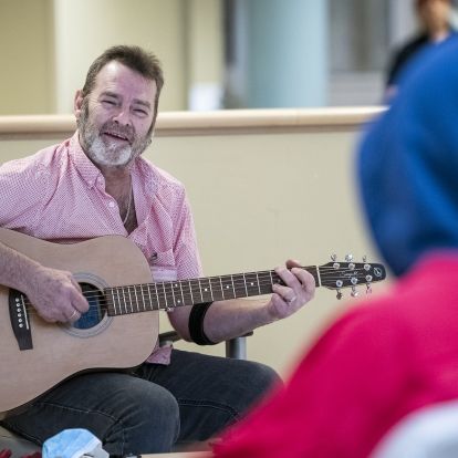 The Mental Health and Addictions Care team at KHSC is researching the profound effects of music therapy on patients in the Burr 4 inpatient psychiatric unit. Part of a multi-phase inquiry, years in the making, the research project is already showing incredible insights into the role of music in supporting patient recovery.  “The effects of music therapy on patients with mental health challenges have been well observed, but rigorous scientific research into the field is still relatively new,” says Dr. Elvina