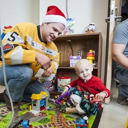 The Kingston Frontenacs bring smiles to the faces of pediatrics patients at KHSC