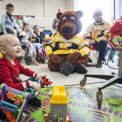 The Kingston Frontenacs bring smiles to the faces of pediatrics patients at KHSC