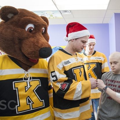 The Kingston Frontenacs bring smiles to the faces of pediatrics patients at KHSC