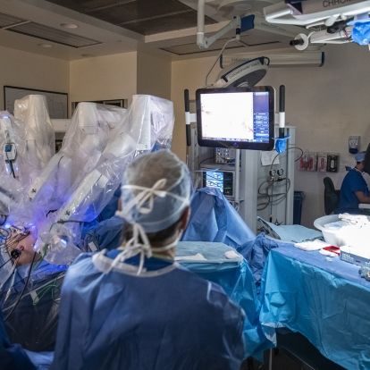Dr. Patel (background) and team (foreground) complete a robotic procedure at our KGH site.
