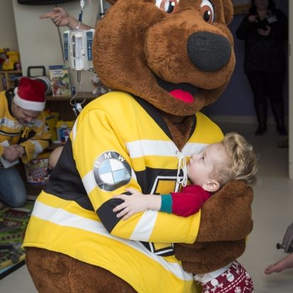 The Kingston Frontenacs bring smiles to the faces of pediatrics patients at KHSC