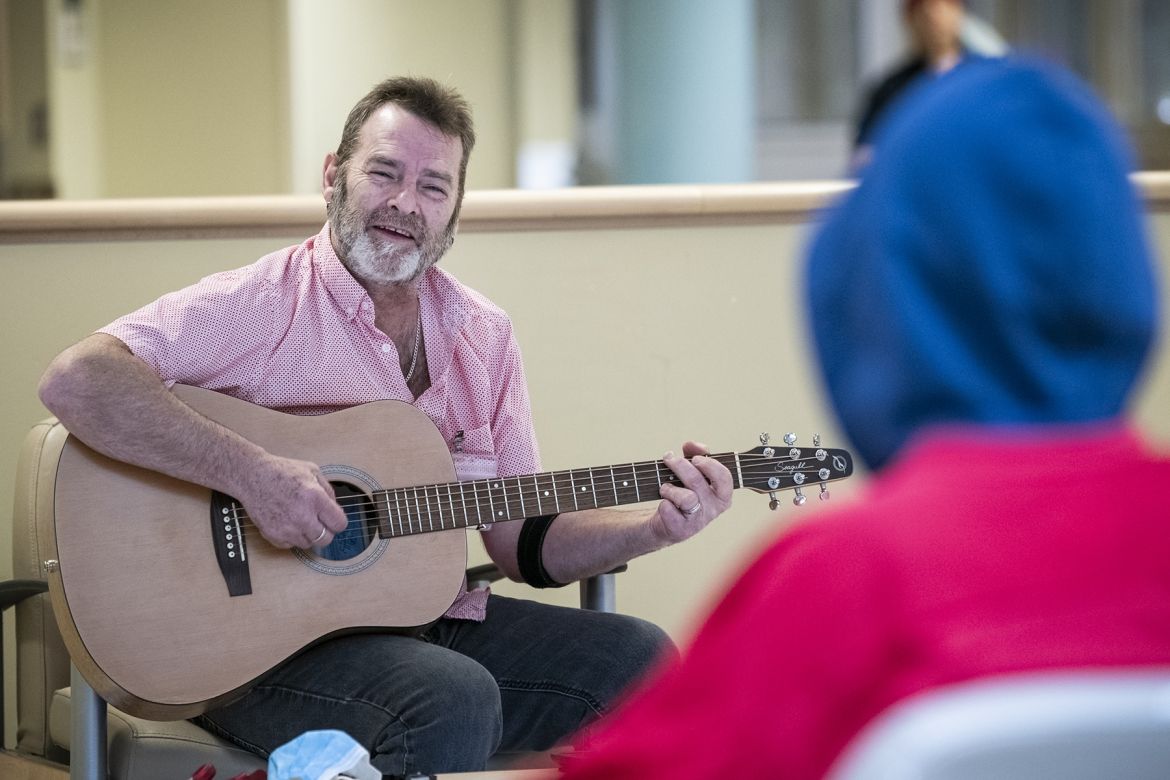 The Mental Health and Addictions Care team at KHSC is researching the profound effects of music therapy on patients in the Burr 4 inpatient psychiatric unit. Part of a multi-phase inquiry, years in the making, the research project is already showing incredible insights into the role of music in supporting patient recovery.  “The effects of music therapy on patients with mental health challenges have been well observed, but rigorous scientific research into the field is still relatively new,” says Dr. Elvina