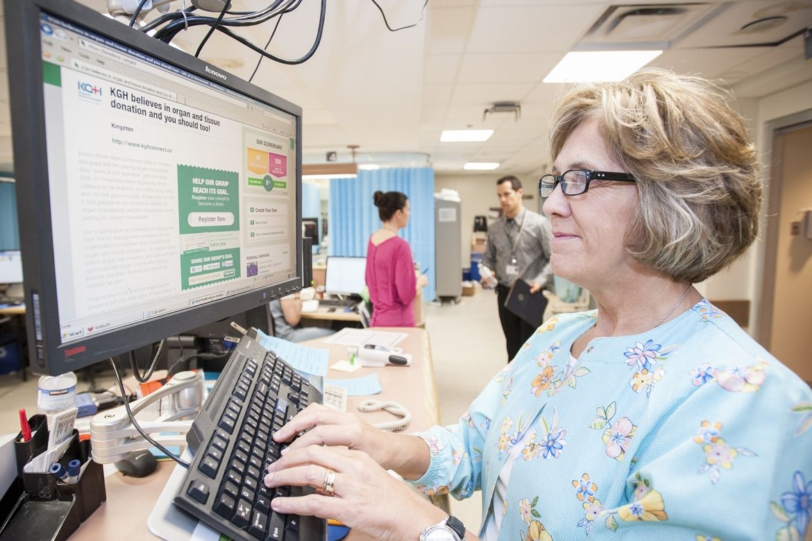 Emergency Department charge nurse Monica Griffiin takes a moment to register online for the 'Be A Donor' organ and tissue campagin at www.beadonor.ca/kgh8