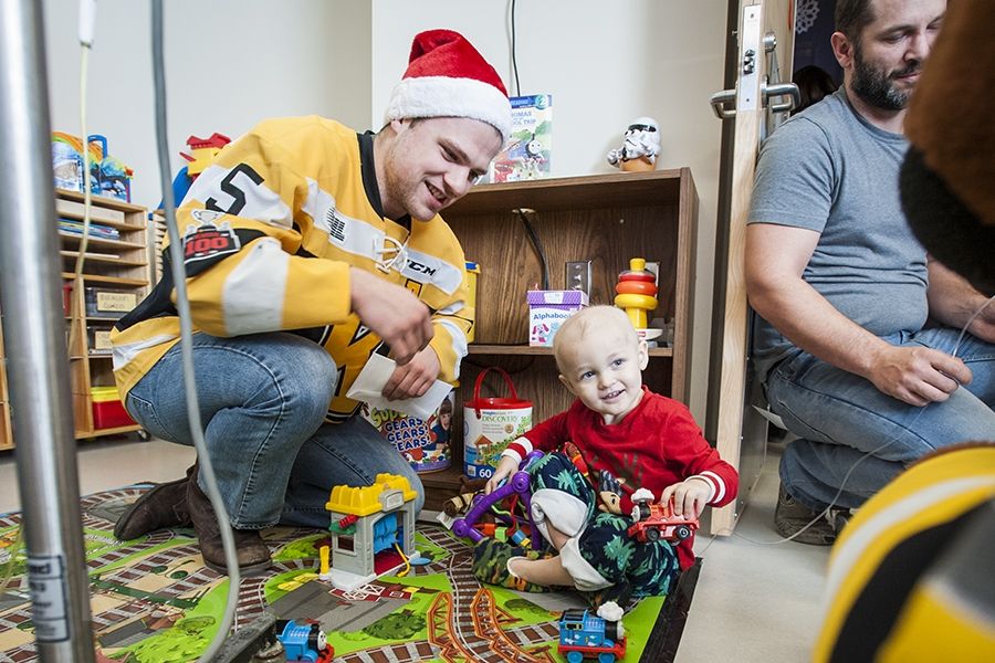 The Kingston Frontenacs bring smiles to the faces of pediatrics patients at KHSC