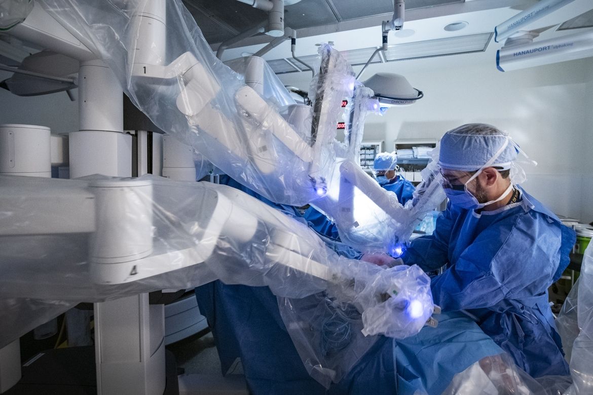 Dr. Patel prepares the robot for surgery in an OR at our KGH site.