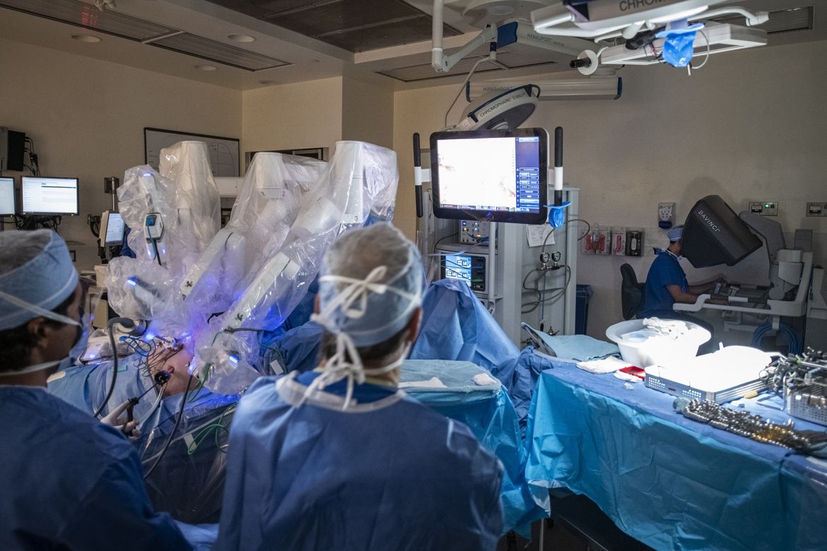 Dr. Patel (background) and team (foreground) complete a robotic procedure at our KGH site.