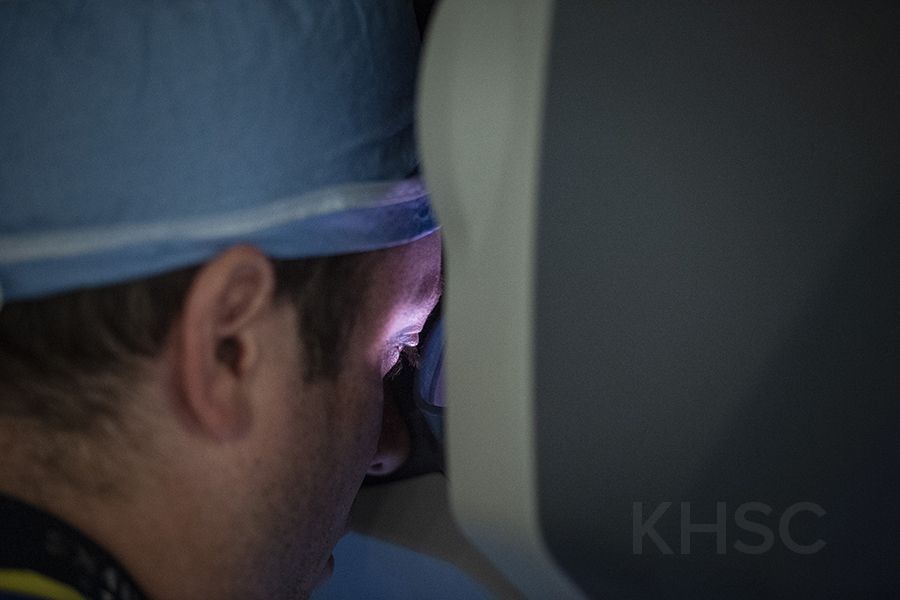 surgeon looking at daVinci monitor