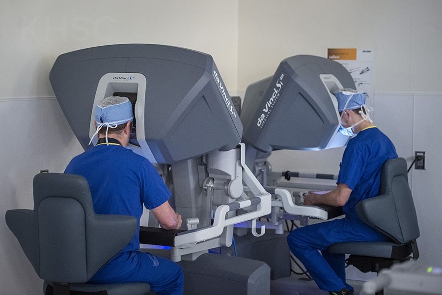 two surgeons working together on the daVinci system