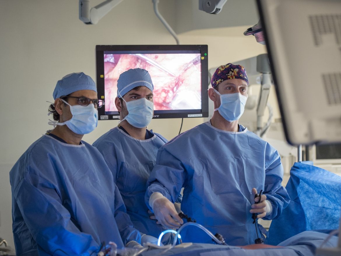 mm9_9132.jpg The transplant team prepares to remove the donor kidney laproscopically, which means using small incisions, instead of a traditional larger lower abdominal incision.