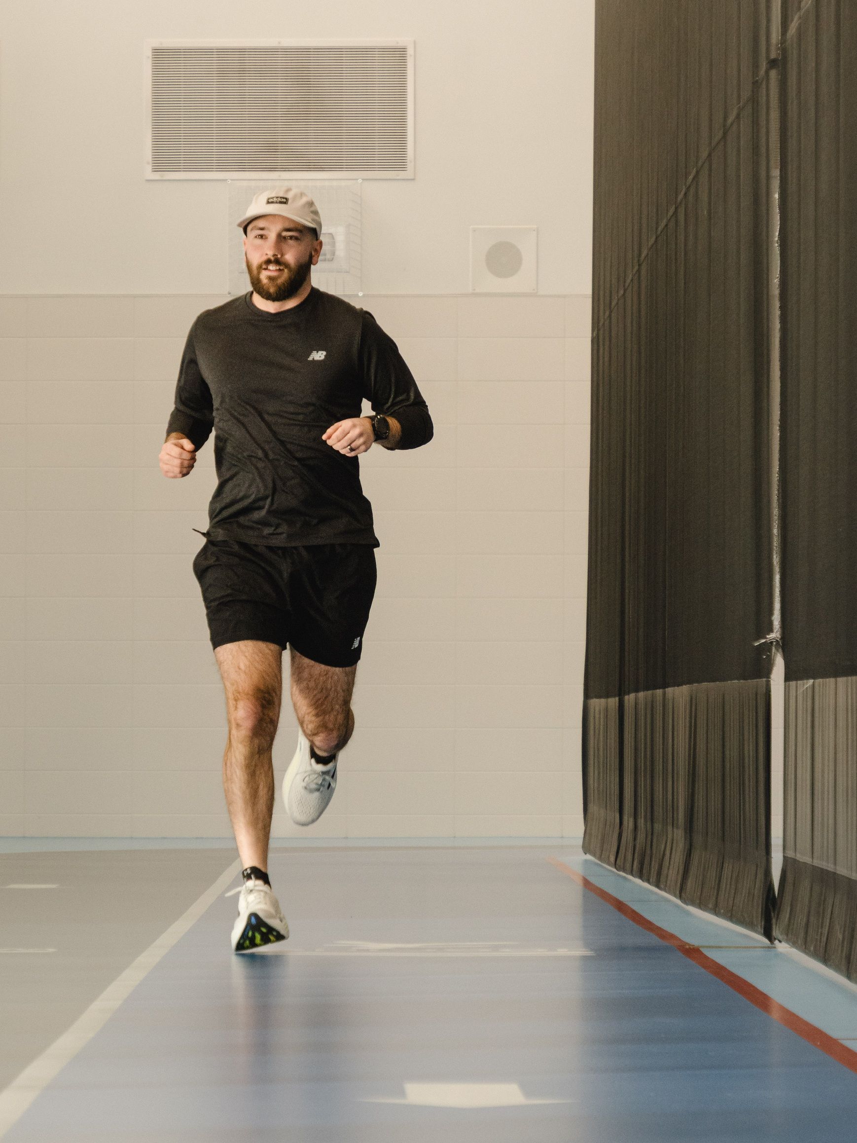 Willem Sagriff running running indoors on a track