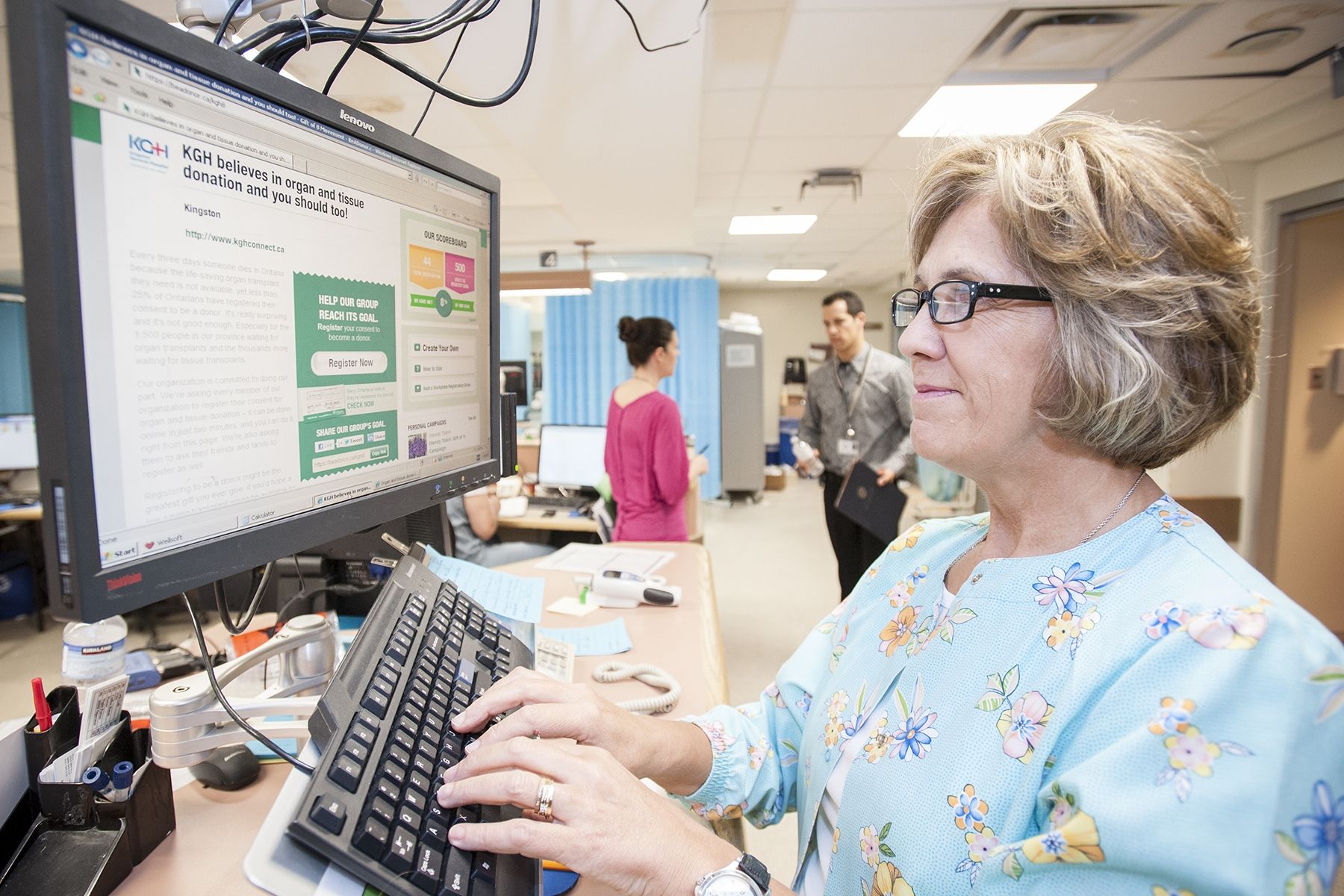 Emergency Department charge nurse Monica Griffiin takes a moment to register online for the 'Be A Donor' organ and tissue campagin at www.beadonor.ca/kgh8