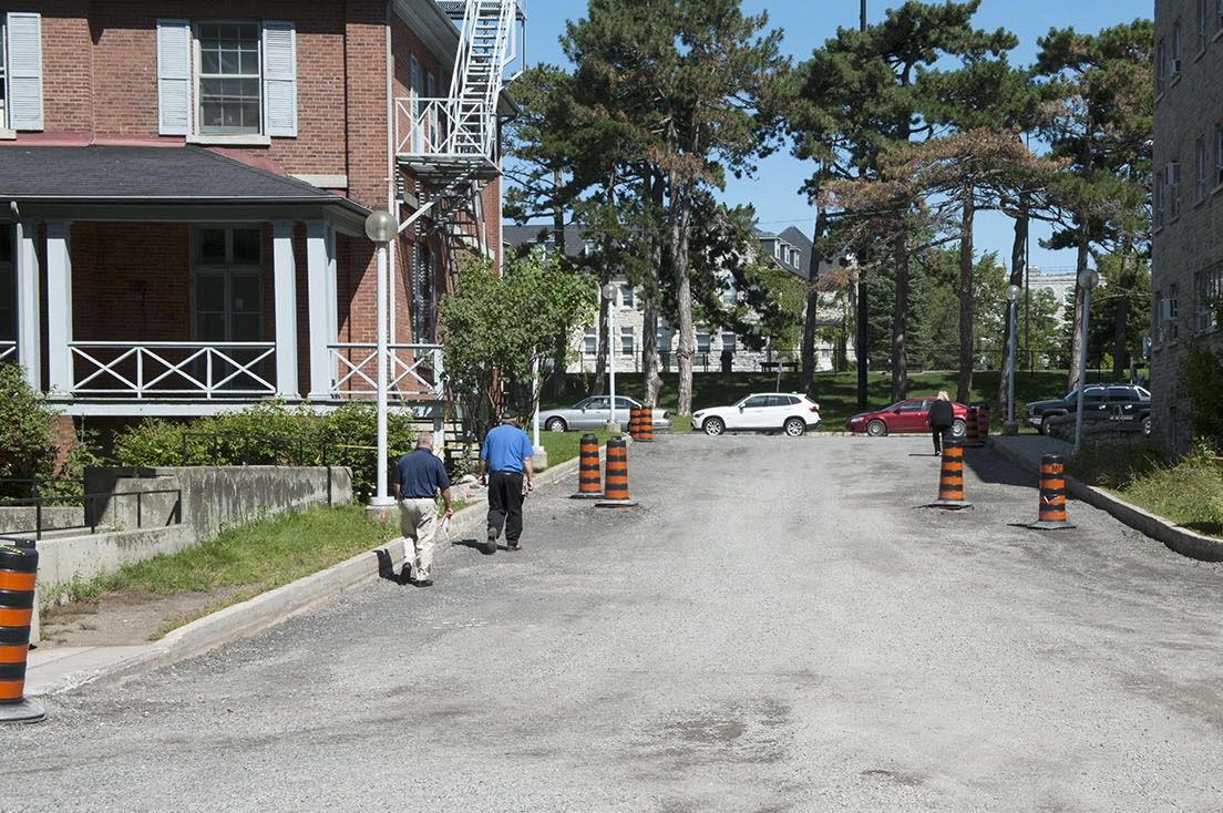 This part of the driveway will no longer be open to two-way traffic. It will now serve as a hospital exit only. This will improve safety and make room for a new sidewalk for pedestrians.